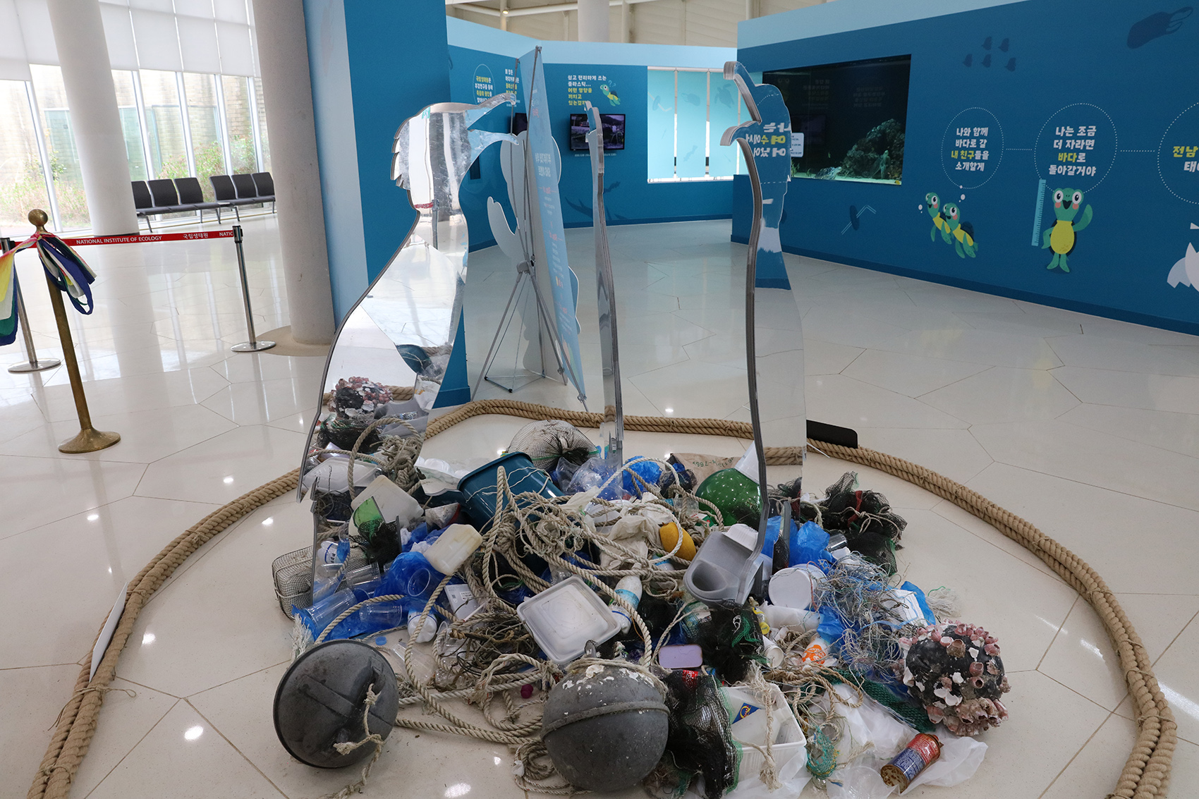 2019 플라스틱 오염 기획전시<바다거북과 플라스틱> -  일시 : 2019-04-19 ~ 2019-12-31 장소 : 국립생태원 에코리움 극지관입구_5