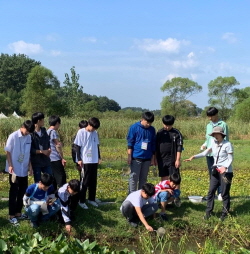 생태진로캠프 교육을 받는 청소년들