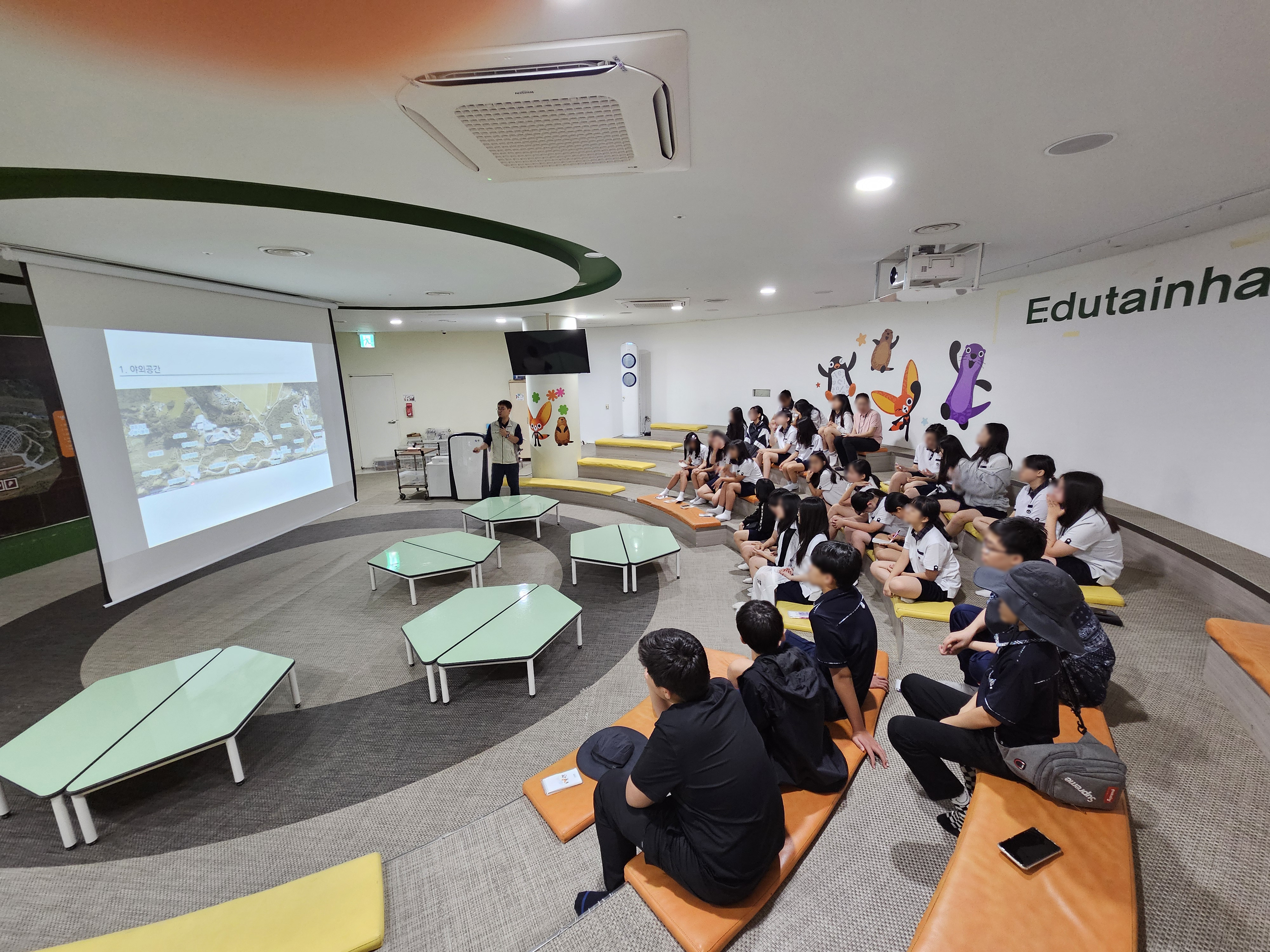 생태진로캠프 설명을 듣는 청소년들