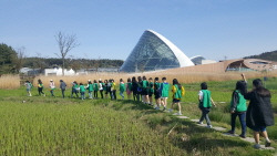 생태진로캠프에 참여한 청소년들이 일렬로 줄을 지어 걷고 있는 사진