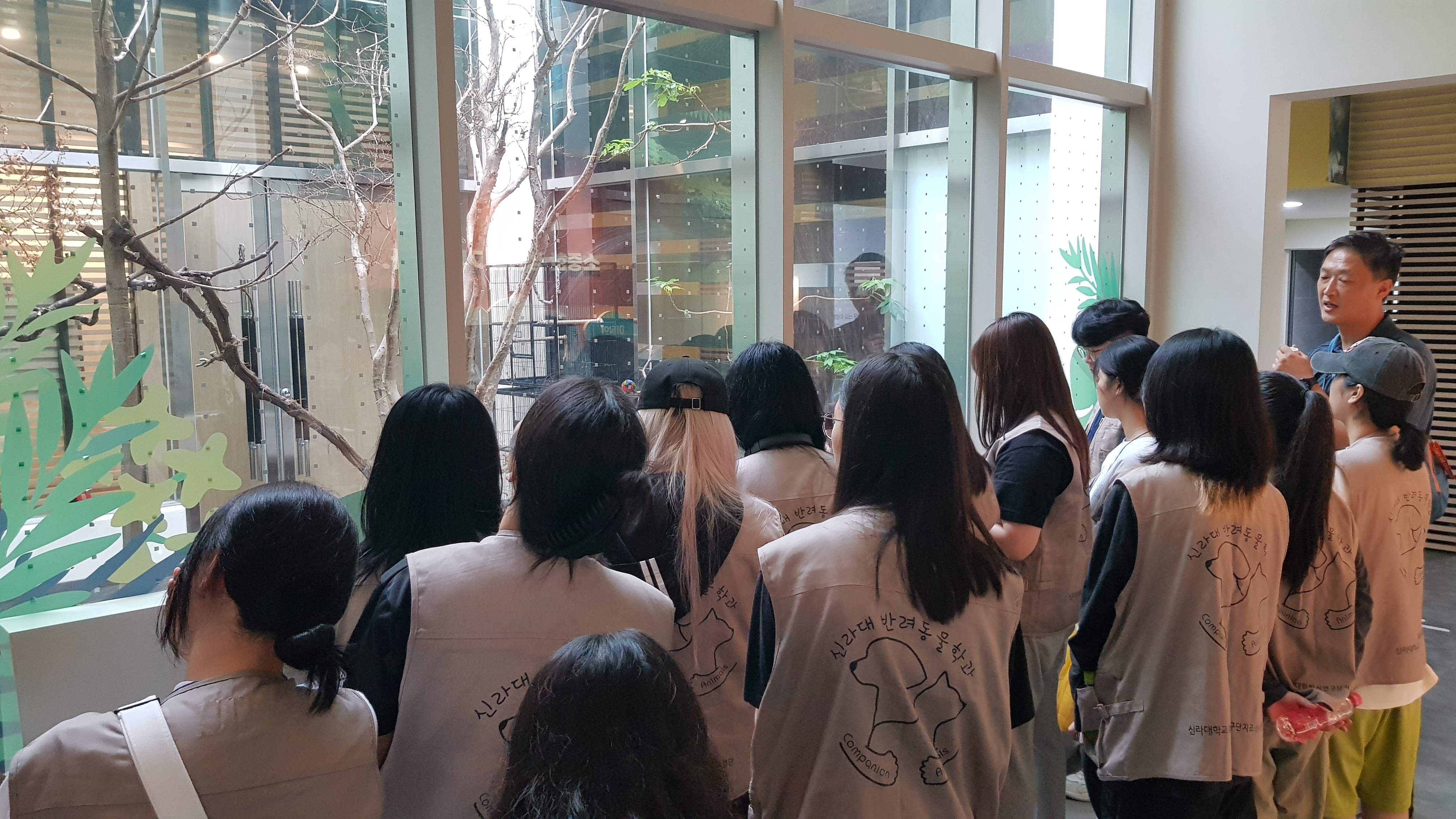 생태진로체험 교육을 받는 청소년들 사진