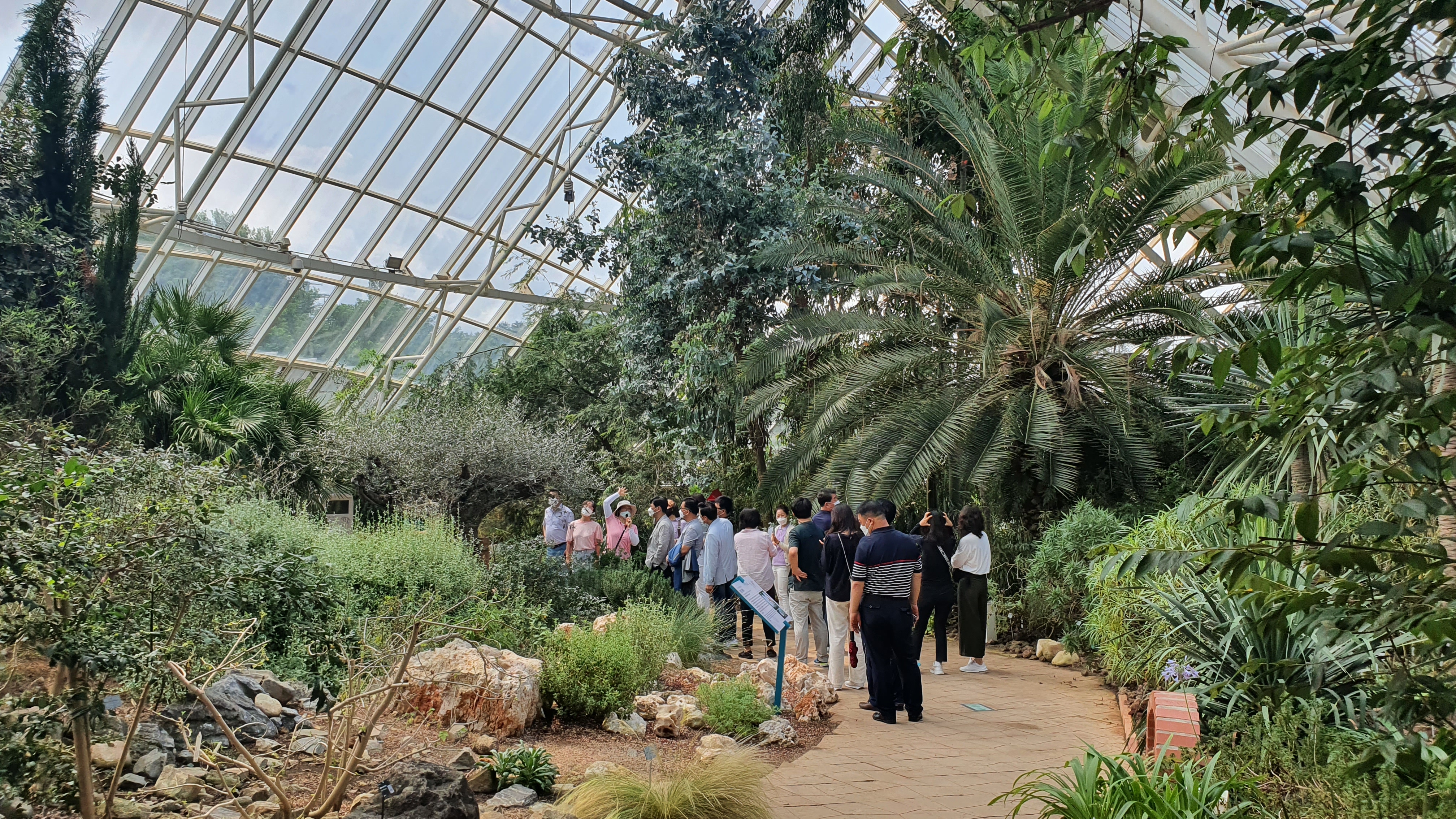 생태해설 프로그램을 듣는 사람들